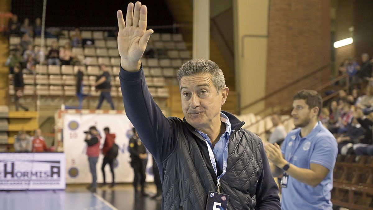 Manolo Cadenas, durante un partido con el Ademar en la presente temporada. | JESÚS F. SALVADORES