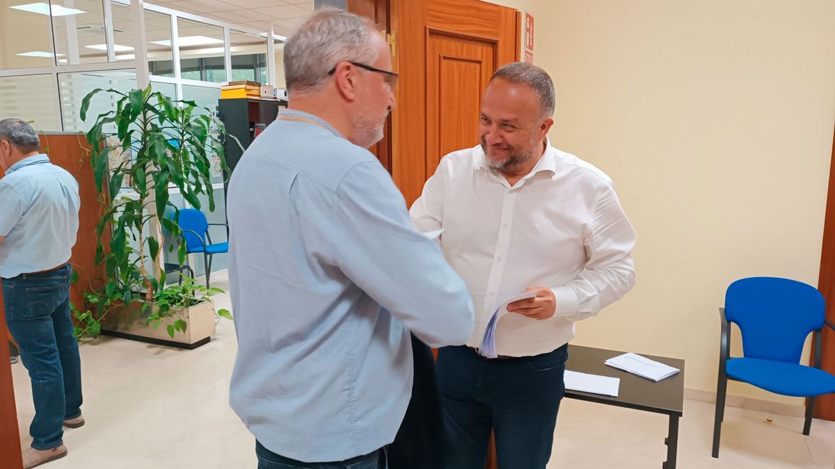 Presidente saliente y entrante dándose la mano en la lectura de las listas.