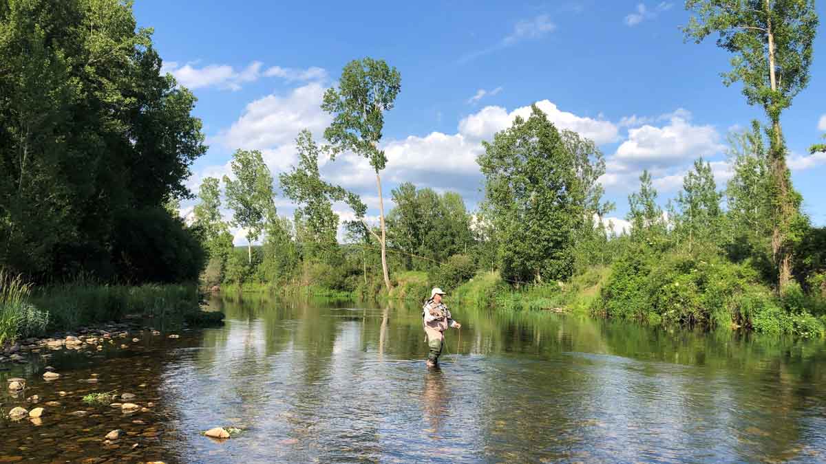 Pescando a mosca en el río Porma. | R.P.N.