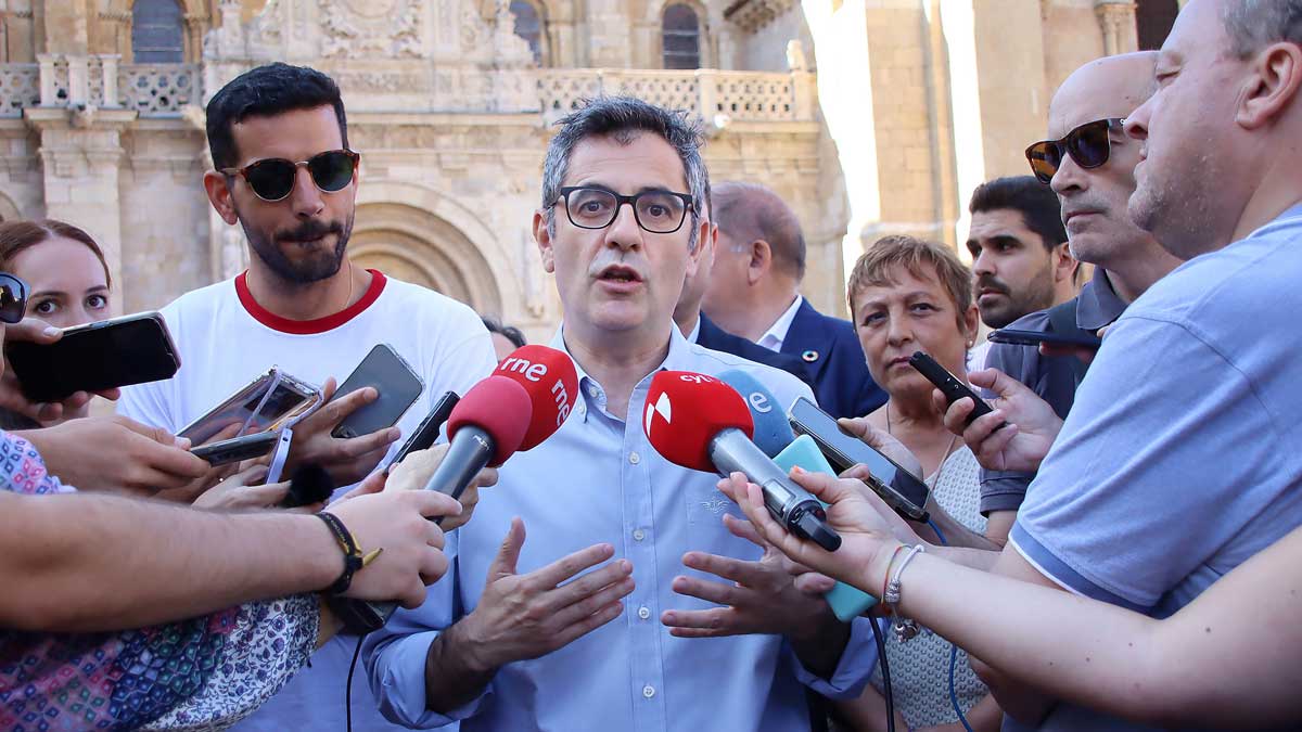 El ministro de la Presidencia, Félix Bolaños, este jueves en la plaza de San Isidoro de León. | PEIO GARCÍA (ICAL)