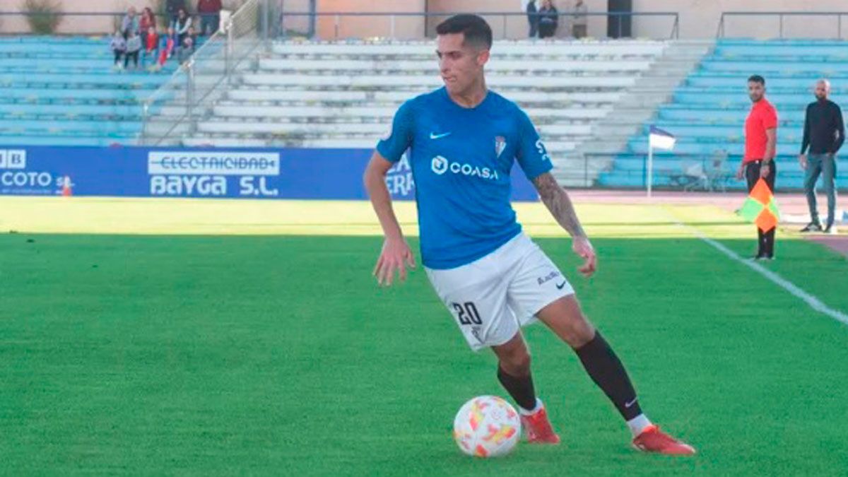 Bicho encara a un rival durante un encuentro con el San Fernando. | CDSANFERNANDO