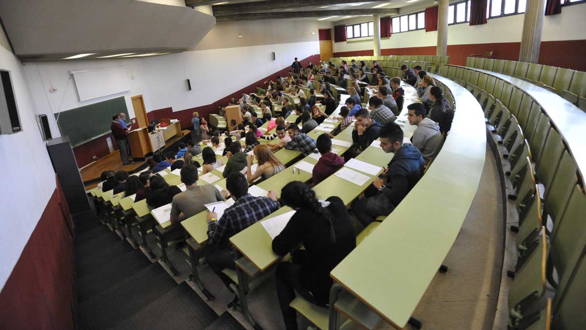 En los últimos 5 años, la mitad de titulados de la ULE logran trabajo en la comunidad. En la imagen, selectividad. | DANIEL MARTÍN