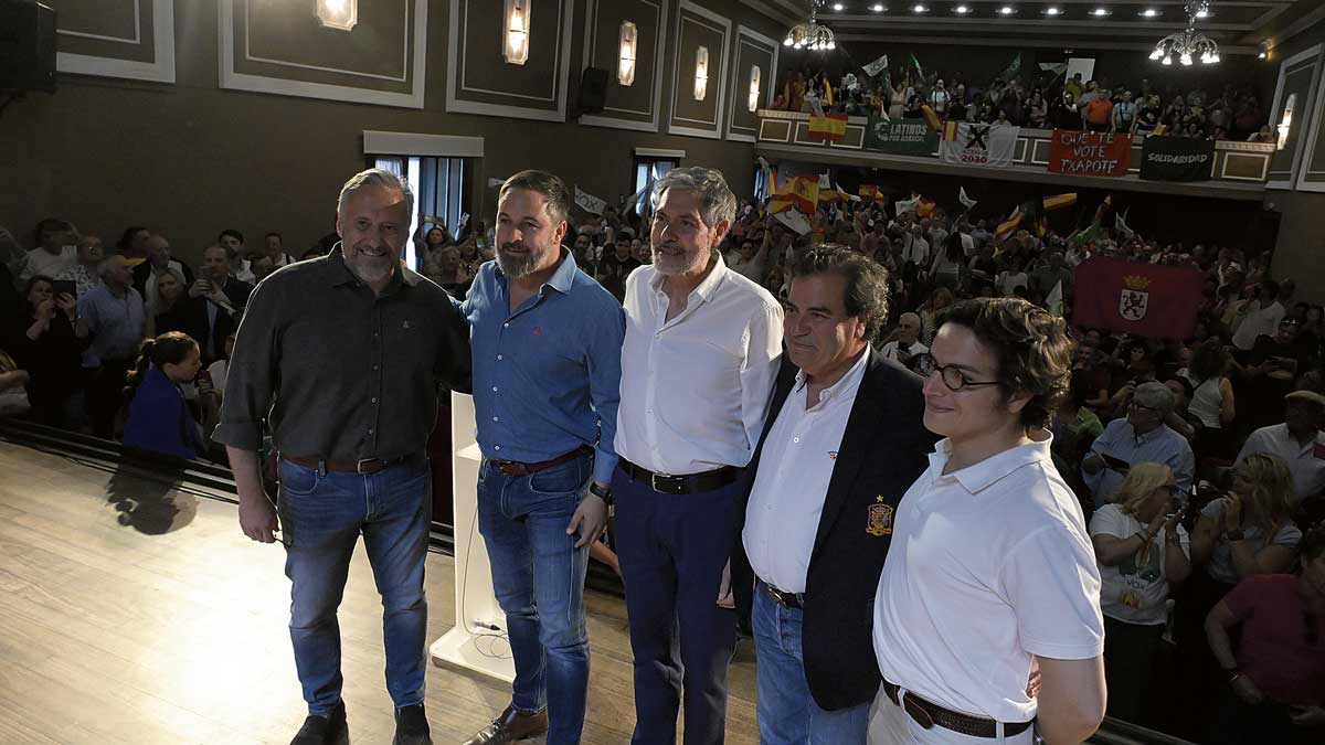 Santiago Abascal junto a cargos de Vox, como el presidente de las Cortes, en el mitin en León. | MAURICIO PEÑA