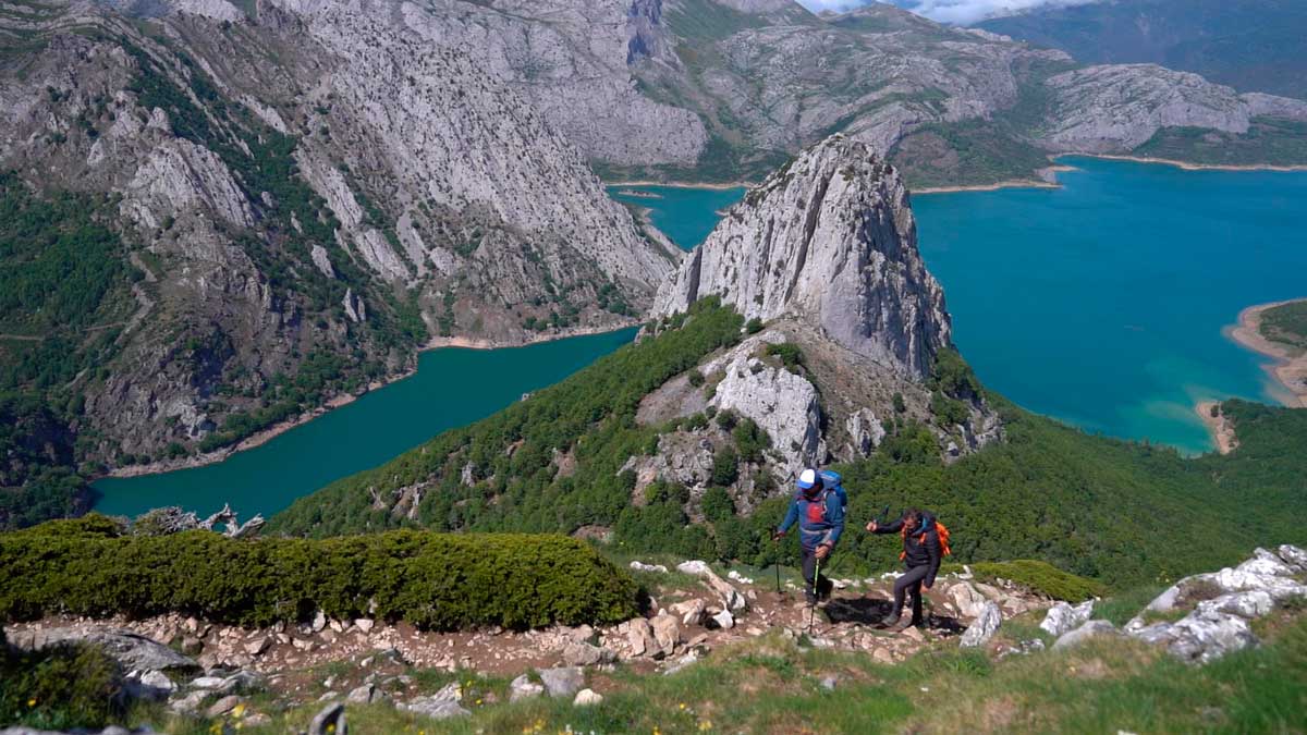 Juanjo Pardo, presentador de '80 cm' de La 2 de TVE, subiendo el Pico Gilbo. | RTVE