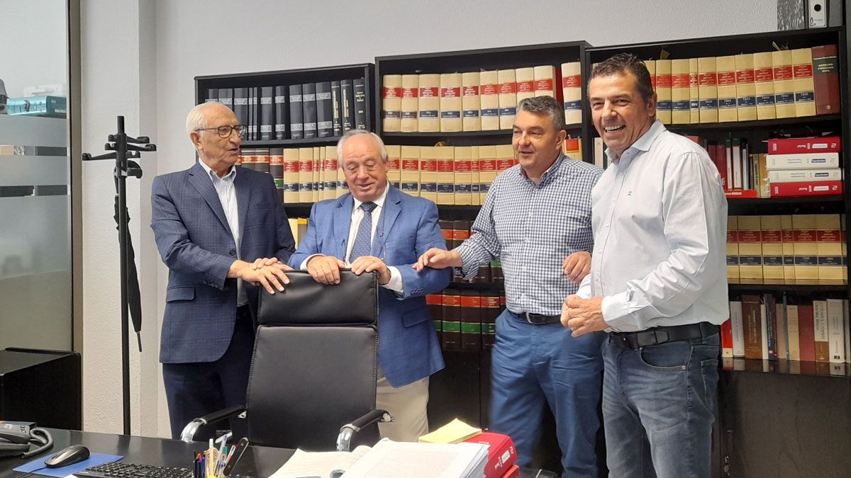 Javier Morán, a la derecha, acompañado de empresarios bercianos en la sede de la Fele Ponferrada. | MAR IGLESIAS