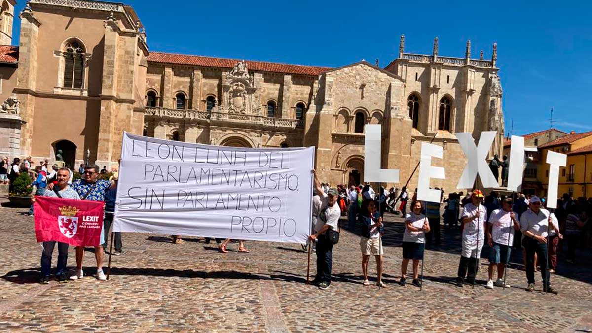 Acción leonesista de Conceyu ante la Cumbre Internacional del Parlamentarismo en León. | L.N.C.