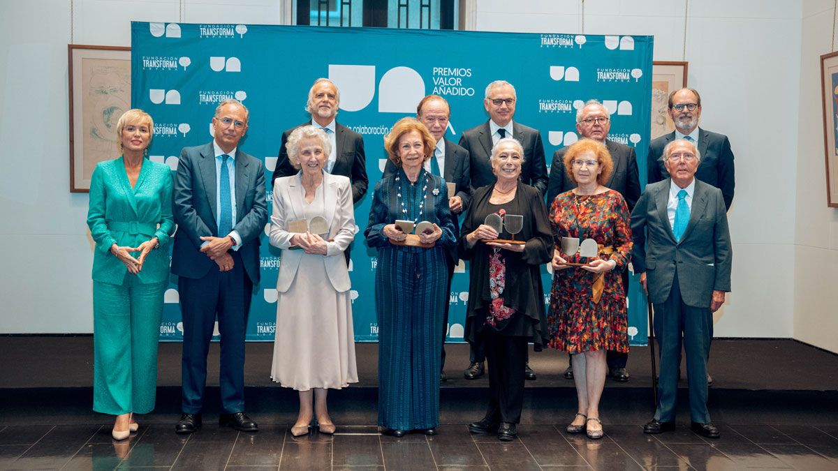 Margarita Morais con la reina Sofía y el resto de premiados. | FUNDACIÓN TRANSFORMA ESPAÑA