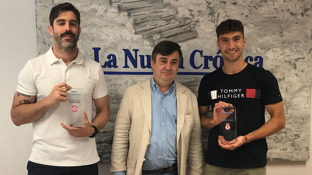 Castro y Percan, con sus trofeos junto al director general de La Nueva Crónica Carlos Rebollar. | J.C.