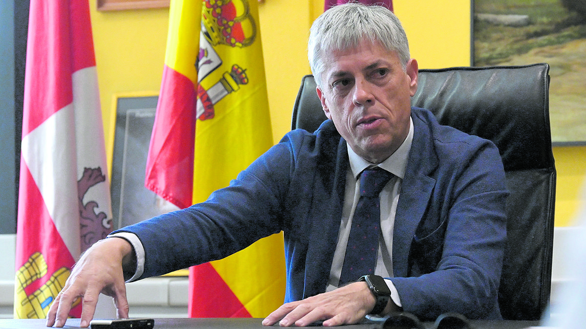 El delegado territorial de la Junta en León, Eduardo Diego, durante la entrevista. | MAURICIO PEÑA