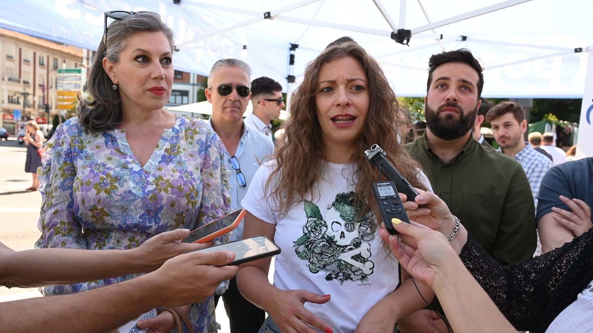 La presidenta del PP de León, Ester Muñoz, durante su visita a la carpa informativa instalada en el rastro. | PEIO GARCÍA (ICAL)