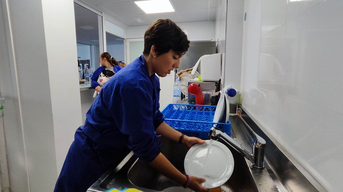 Elva en el nuevo centro de día, ayudando en tareas de cocina.