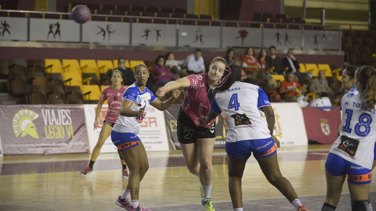 Marta Méndez lanza a portería en un partido en el Palacio. | MAURICIO PEÑA