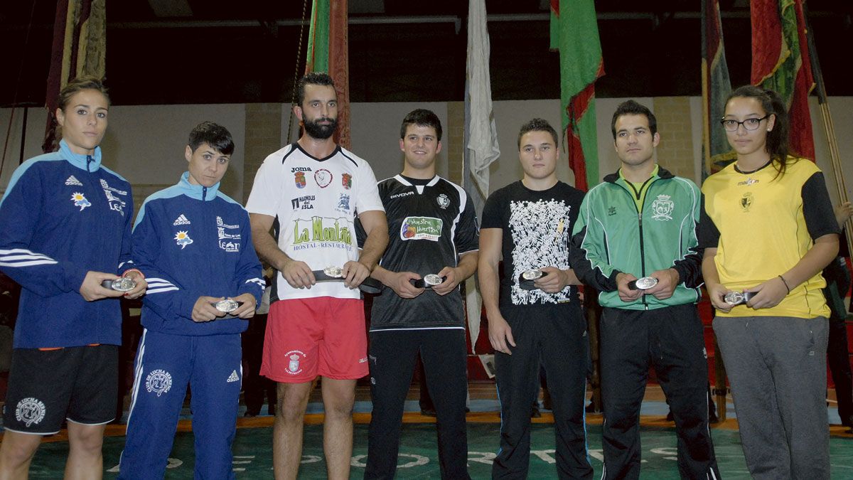 Foto ‘de familia’ de los campeones de la temporada pasada, tanto en categoría femenina como masculina. | MAURICIO PEÑA