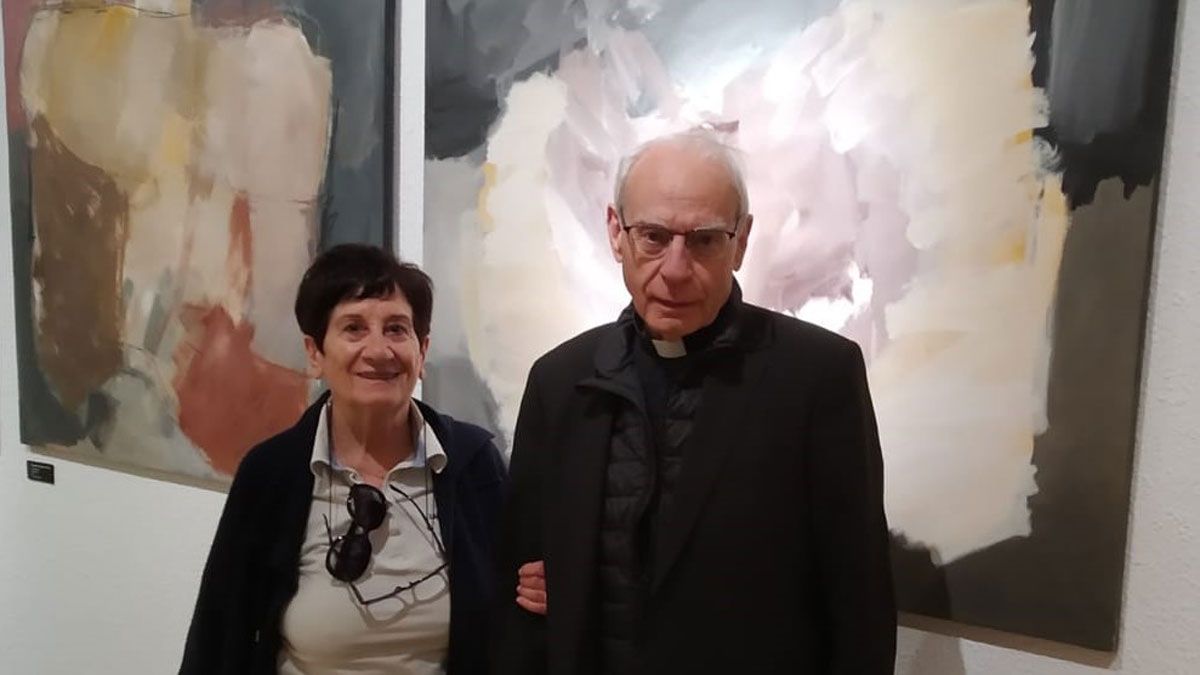 Máximo Gómez Rascón junto a Elvira Fustero delante de su obra. | L.N.C.