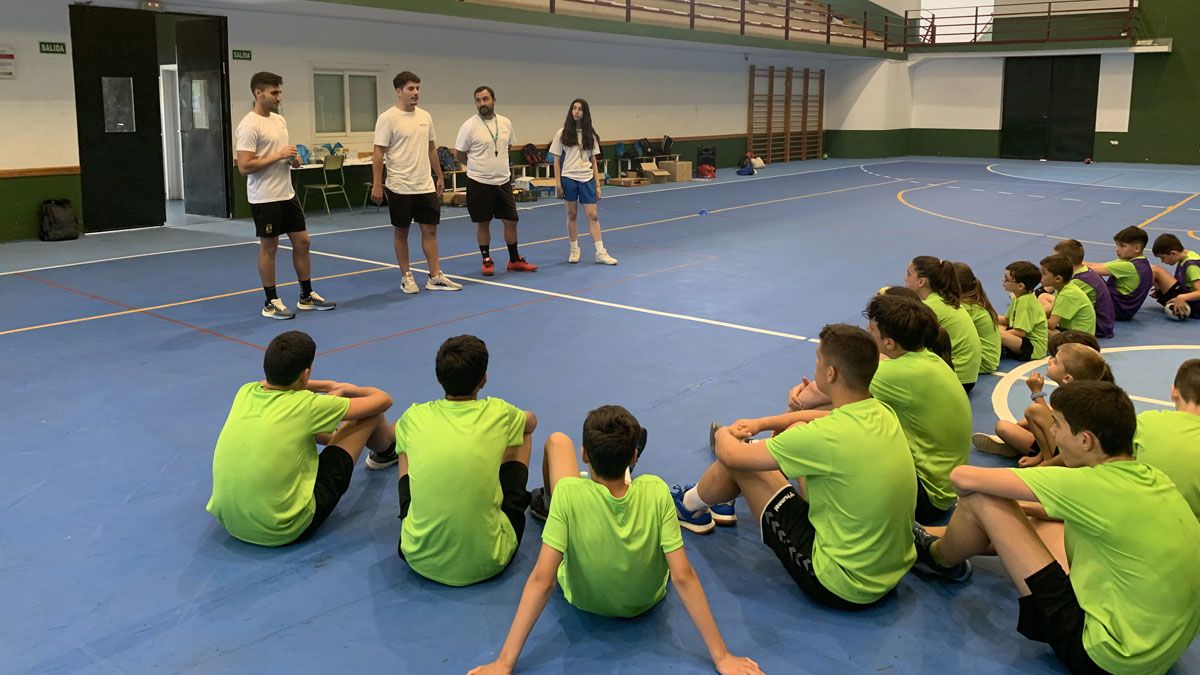 Imágenes de la primera jornada del I Campús Paramés de balonmano.:TURYDEPOR