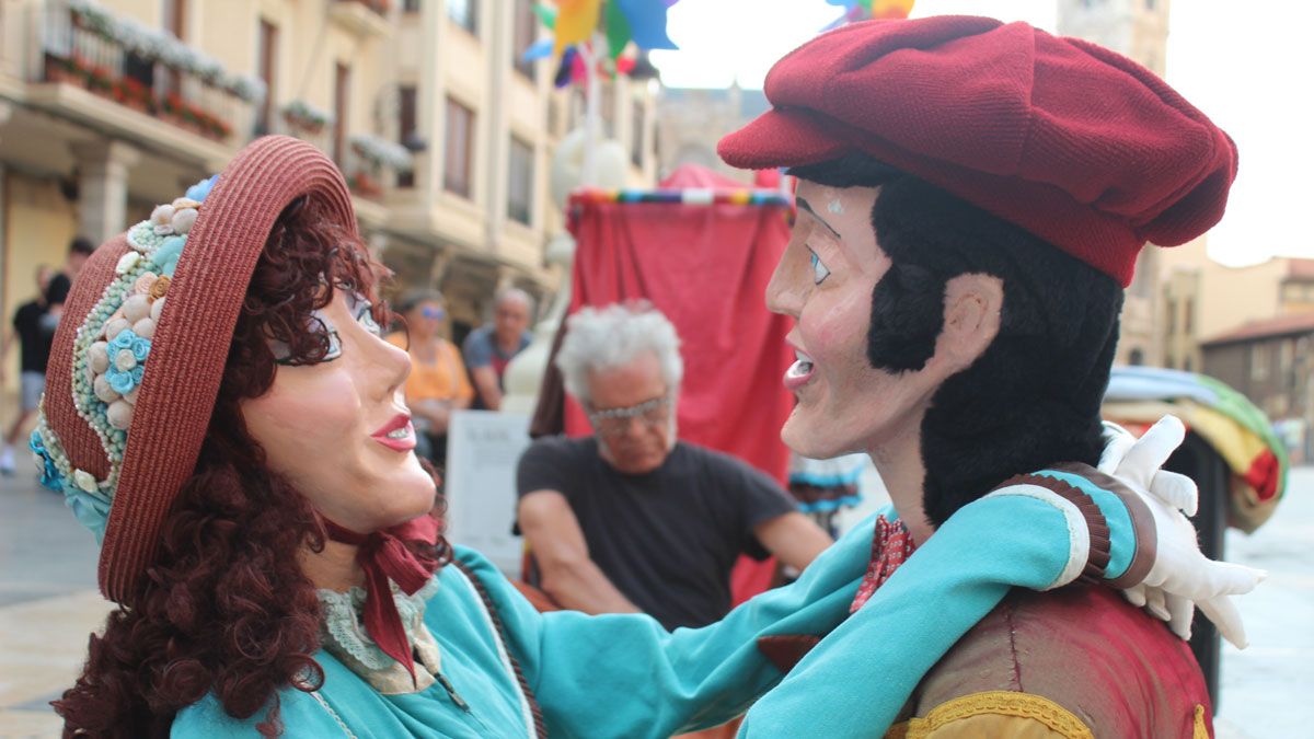 La marioneta fabricada por la pareja de artistas madrileños tiene sus orígenes en la puesta en marcha en Extremadura de un original cabaré. | L.N.C.