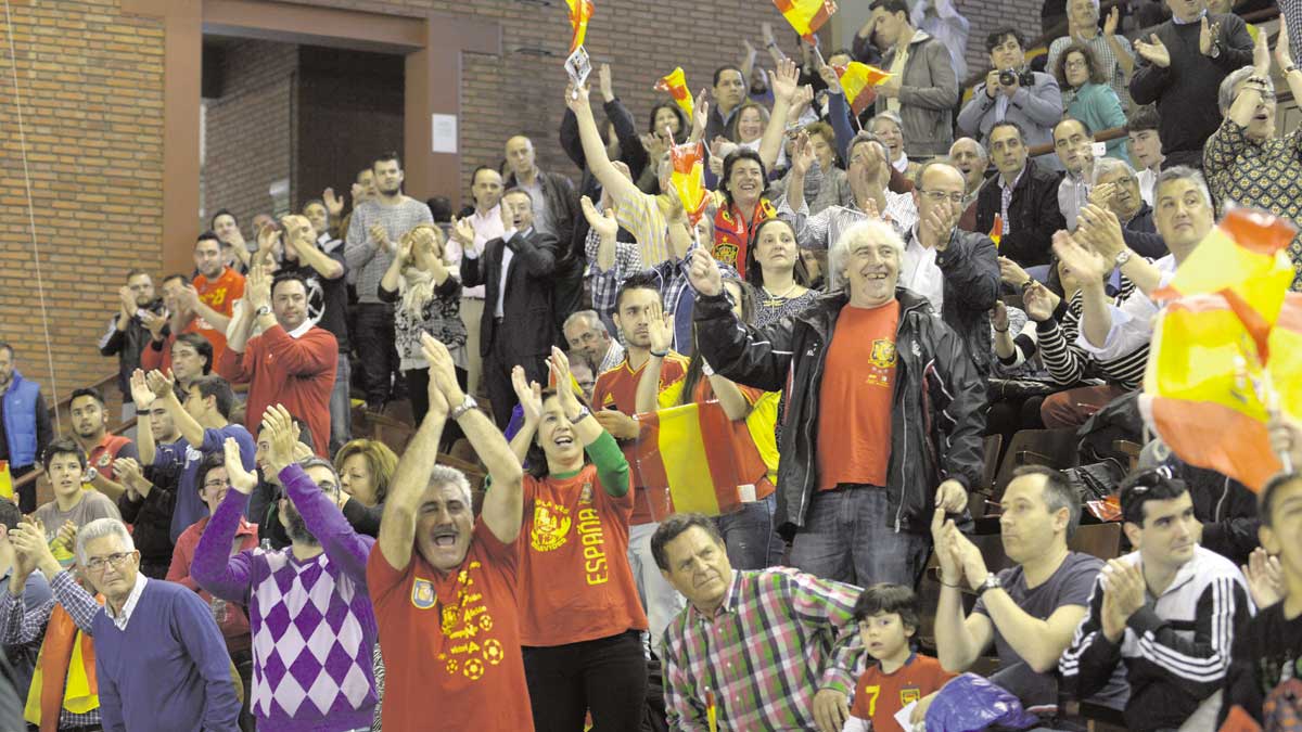 La afición leonesa, en el último partido de la selección absoluta de balonmano en el Palacio. | MAURICIO PEÑA La afición leonesa, en el último partido de la selección absoluta de balonmano en el Palacio. | MAURICIO PEÑA