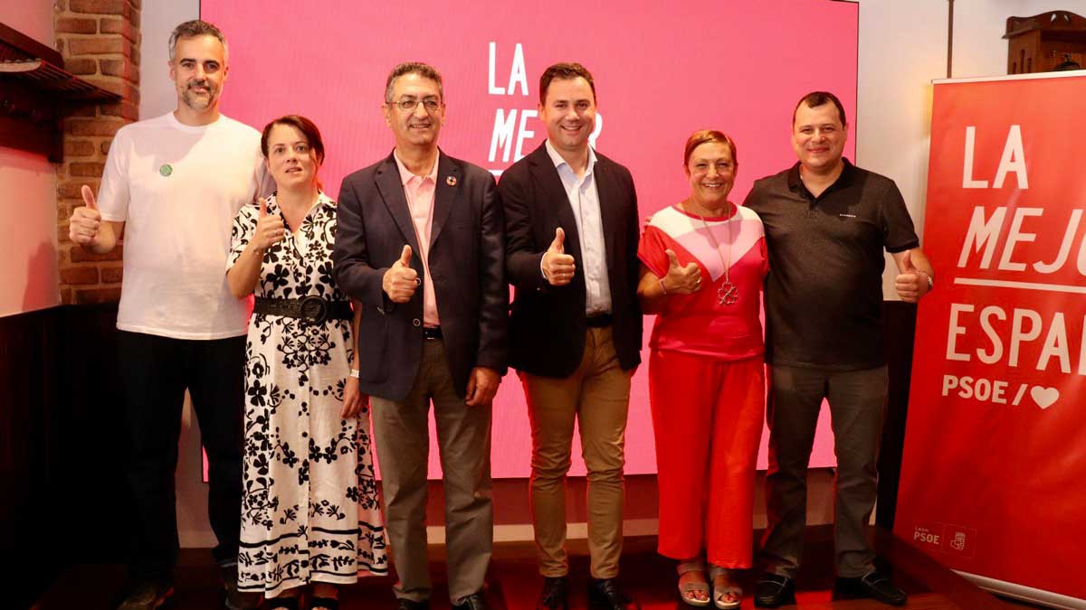 En el centro, Javier Alfonso Cendón, entre los dos candidatos del PSOE al Senado. | L.N.C.