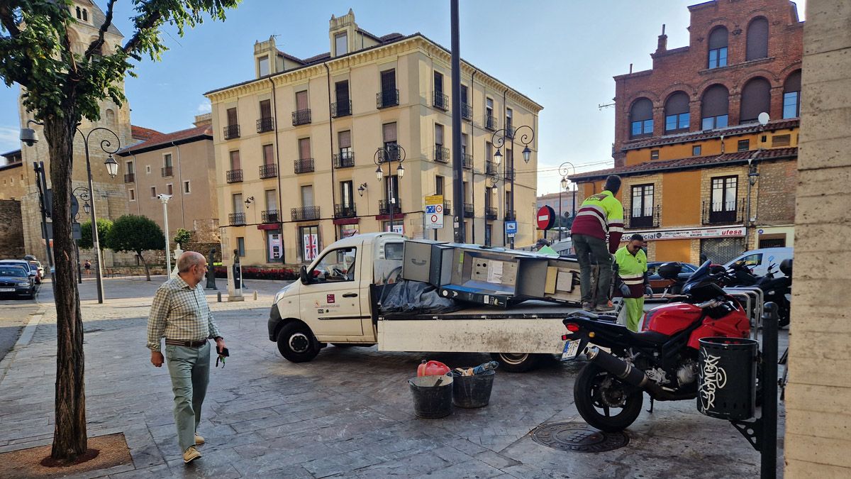 Los operarios retiran la cabina ubicada en la confluencia de Ruiz de Salazar con Ramón y Cajal. | A. MARTÍNEZ