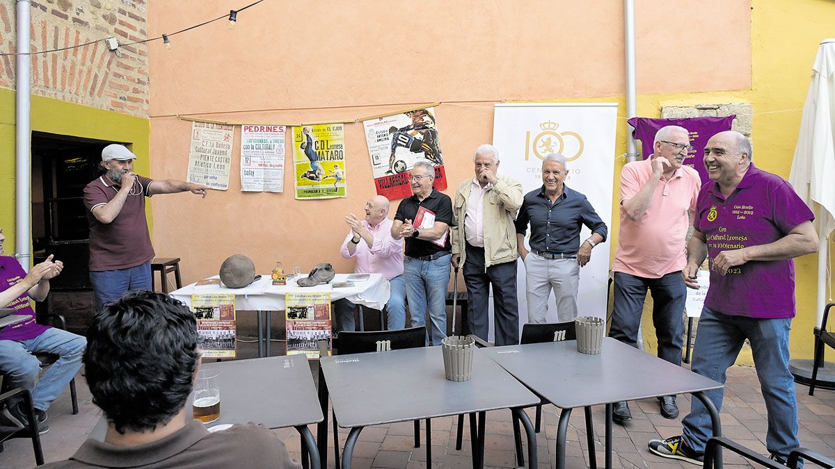 Un momento del acto celebrado en la popular Casa Benito de la capital leonesa. | MAURICIO PEÑA