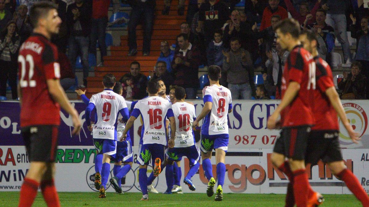 Los jugadores de la Deportiva celebran un gol ante el Mirandés. | CÉSAR SÁNCHEZ