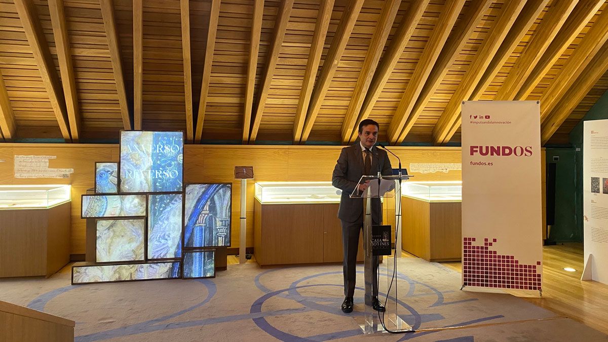El director del Museo Casa Botines, Raúl Fernández Sobrino, en la inauguración de 'Anverso y reverso'. | L.N.C.