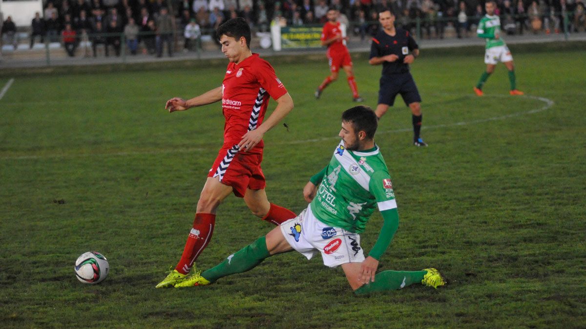 Gonzalo se zafa de Cristian durante el derbi. | DANIEL MARTIN