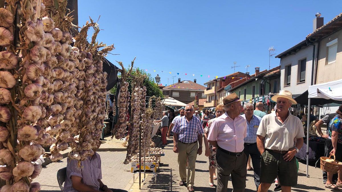 Una imagen de la Feria del Ajo de Santa Marina del Rey. | P. FERRERO