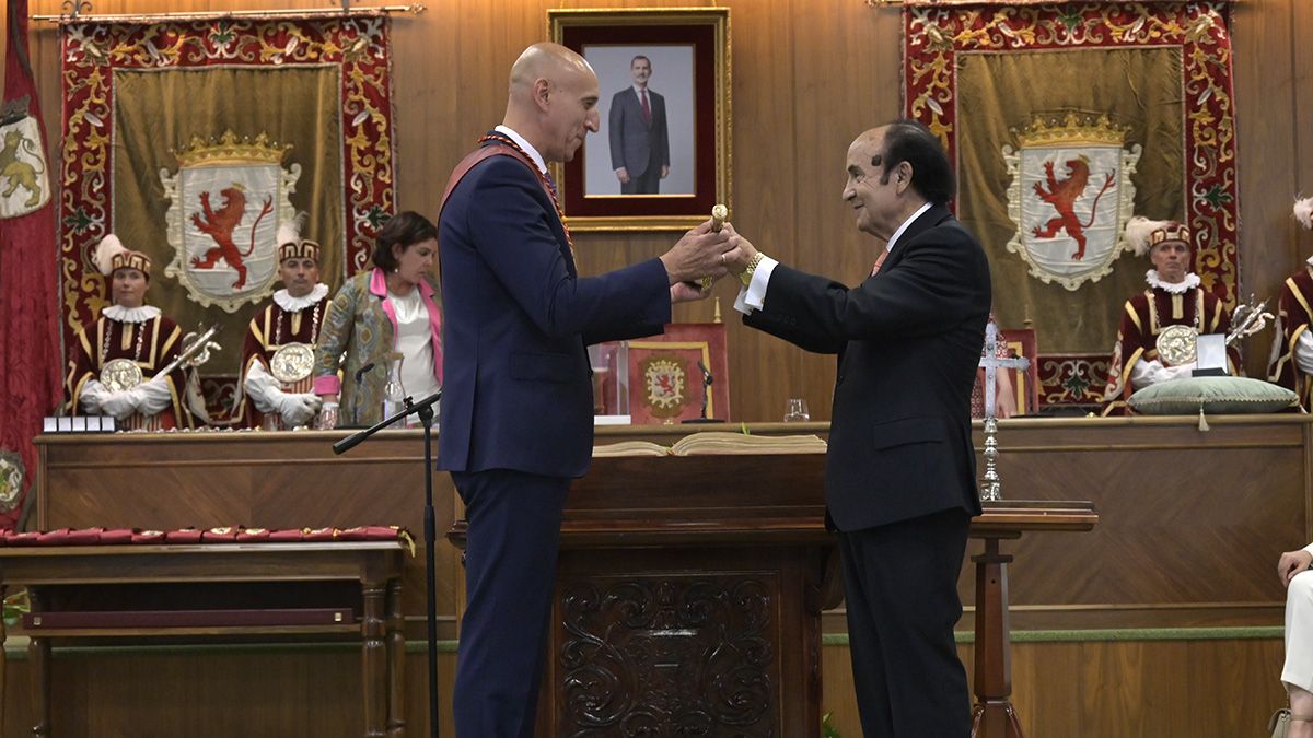 José Antonio Diez recibe el bastón de mando de manos de José Antonio Cabañeros. | MAURICIO PEÑA