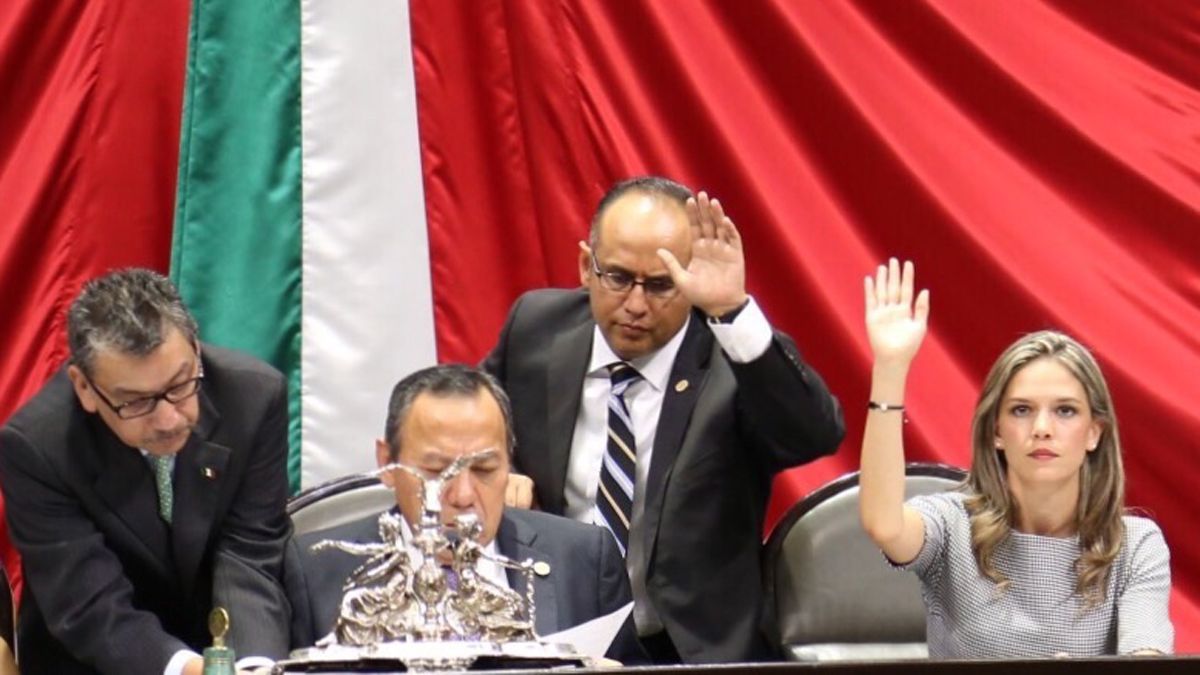 La diputada mexicana Daniela de los Santos, a la derecha, impulsora de la iniciativa legislativa.