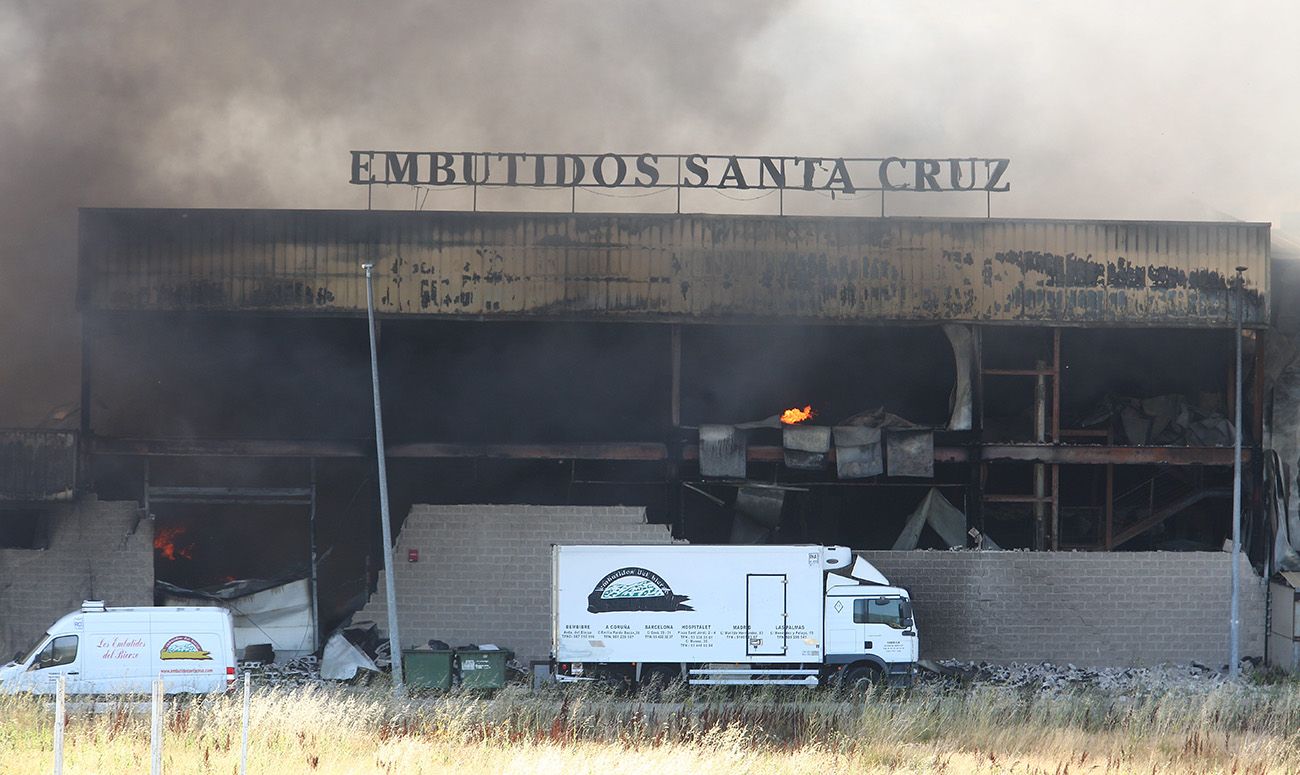 El incendio calcinó las naves de la empresa. | César Sánchez (Ical)