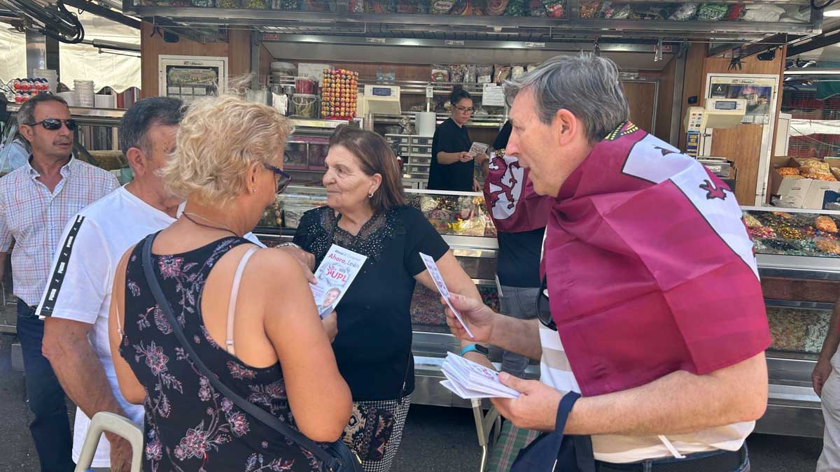 El candidato de UPL al Congreso, Miguel Ángel Díez, en el mercado de La Bañeza. | L.N.C.