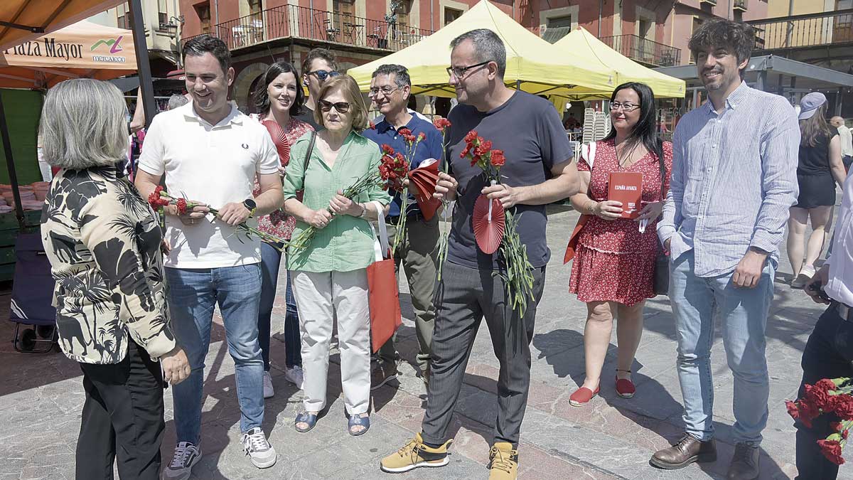 Un instante de la visita de los candidatos del PSOE a la Plaza Mayor. | JESÚS F. SALVADORES