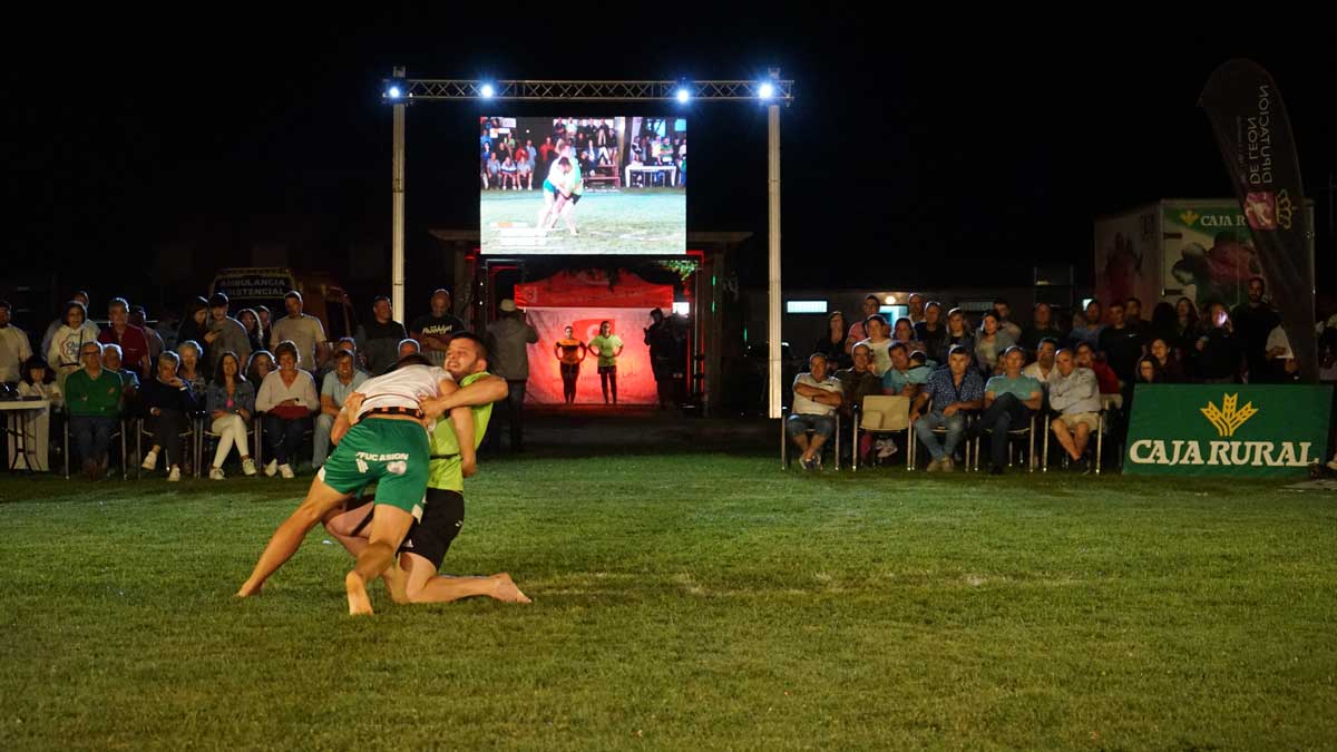 Un instante del corro de lucha leonesa celebrado este sábado por la noche en Quintana de Rueda. | F. FERNÁNDEZ