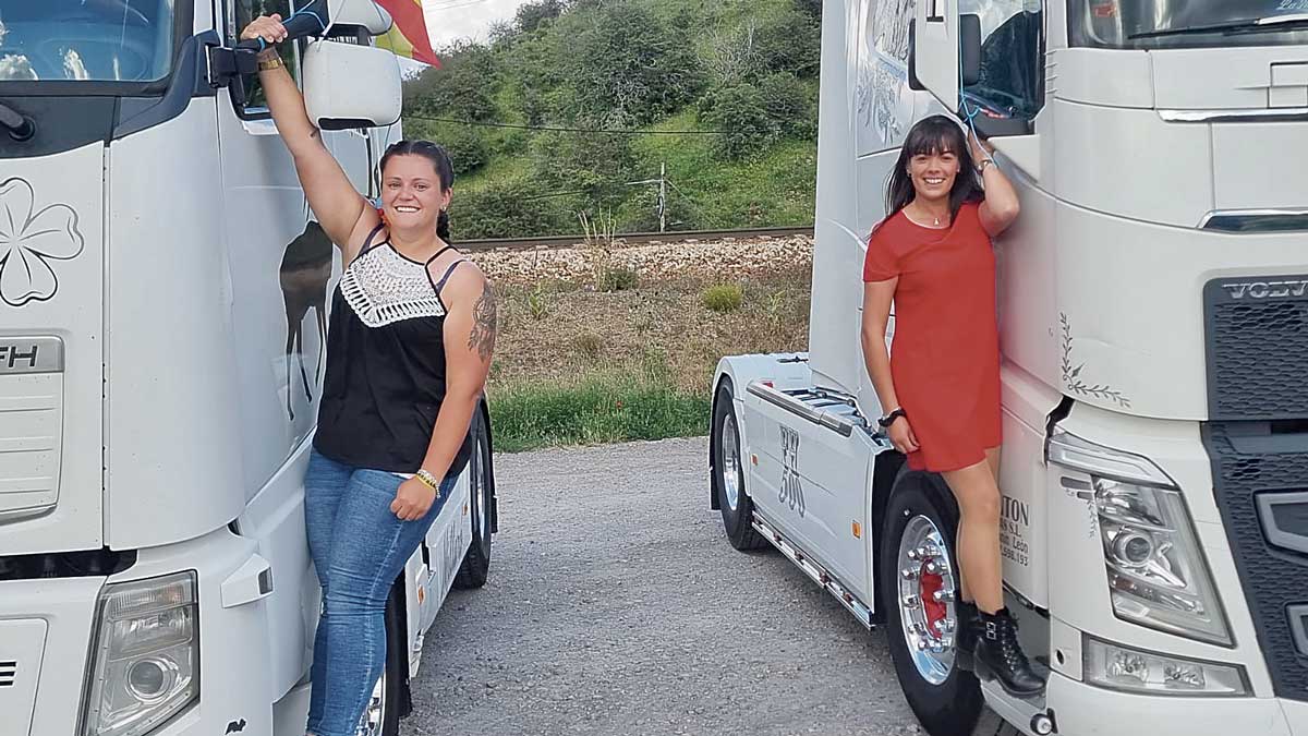 Leti, con camiseta negra, y Ani, de rojo, al lado de los camiones que habitualmente conducen desde hace dos años. | FULGENCIO FERNÁNDEZ