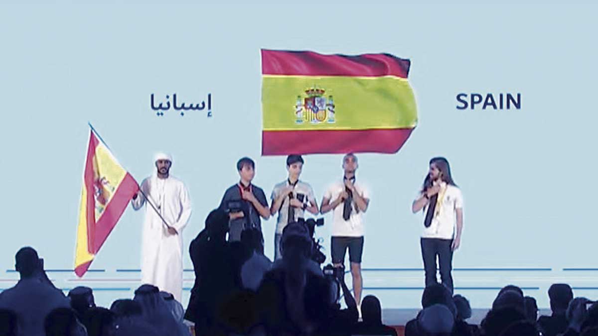 Ahí está el joven estudiante leonés del IES Ordoño II representando a España en una Olimpiada de ochenta países. | L.N.C.