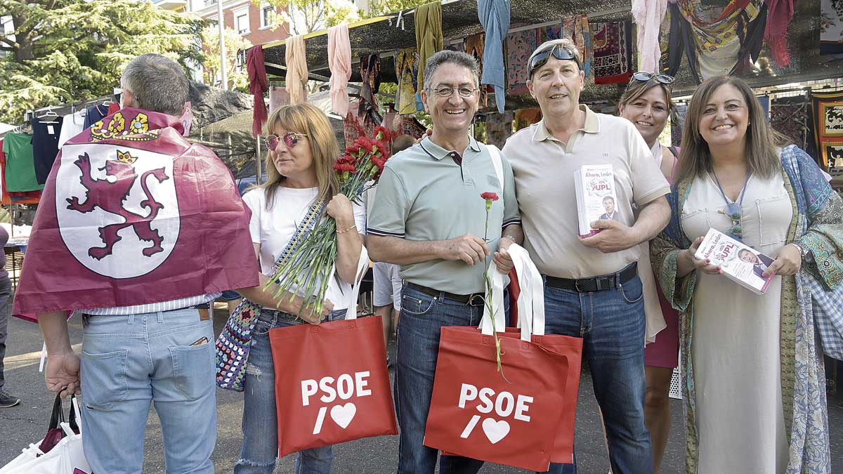 Las candidaturas del PSOE y UPL se cruzaron en Papalaguinda con gran ambiente. | JESÚS F. SALVADORES