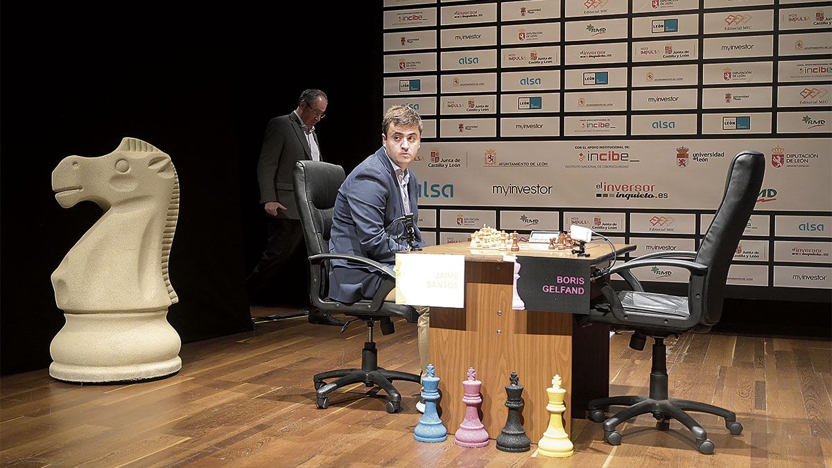 Jaime Santos ya sentado fue el ganador del torneo ante Gelfand, de pie llegando a su sitio. | JESÚS F. SALVADORES