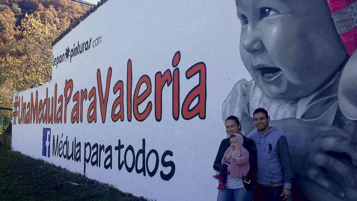 Los padres y Valeria ante el enorme mural pintado por David.