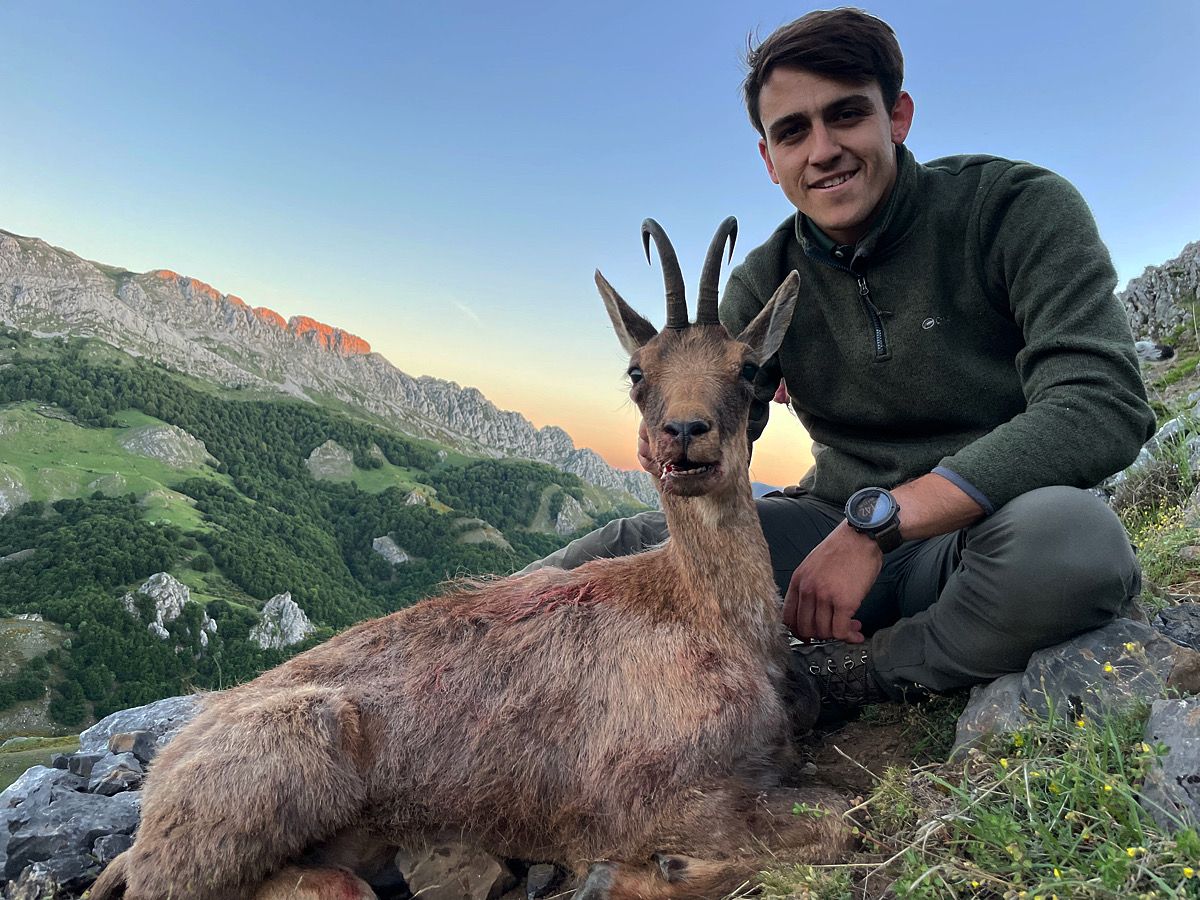 Un cazador con un ejemplar de rebeco abatido durante la época de caza | I.L.B.