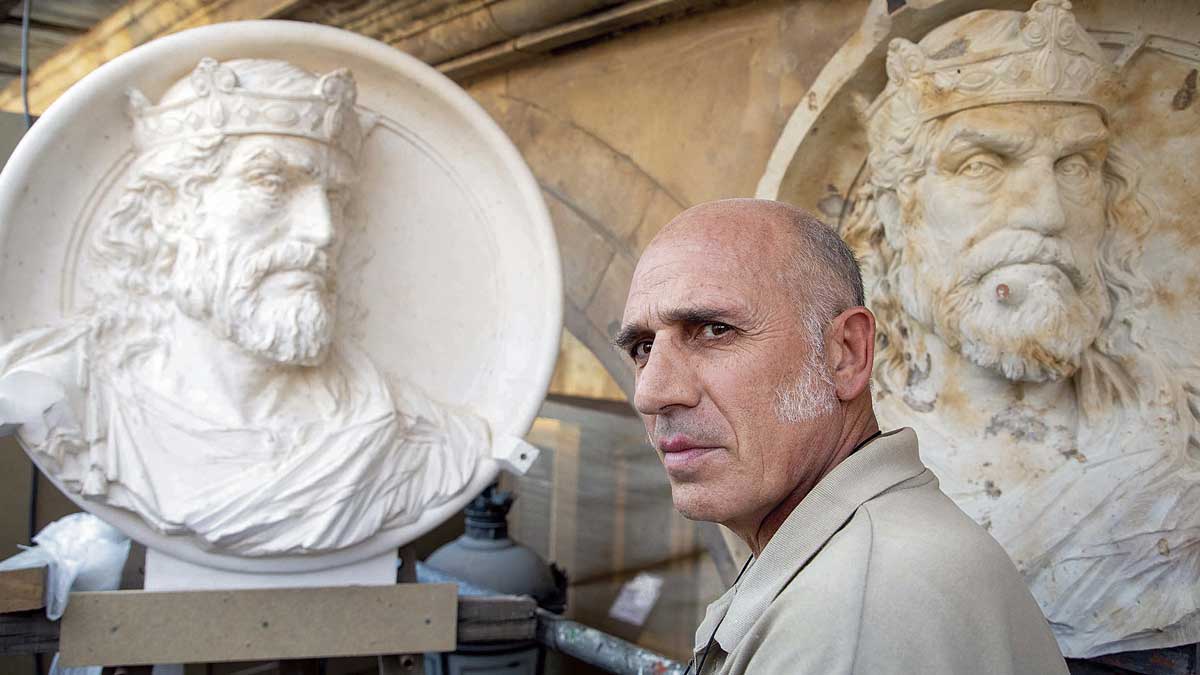 El escultor del medallón de Alfonso IX, Oscar Alvariño, trabaja en la Plaza Mayor de Salamanca. | ICAL