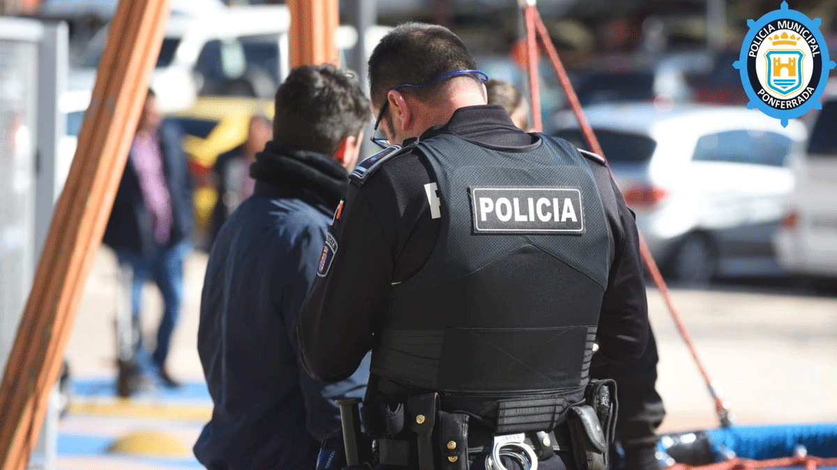 Imagen de archivo de agentes de la Policía Municipal de Ponferrada. Imagen de archivo de agentes de la Policía Municipal de Ponferrada.