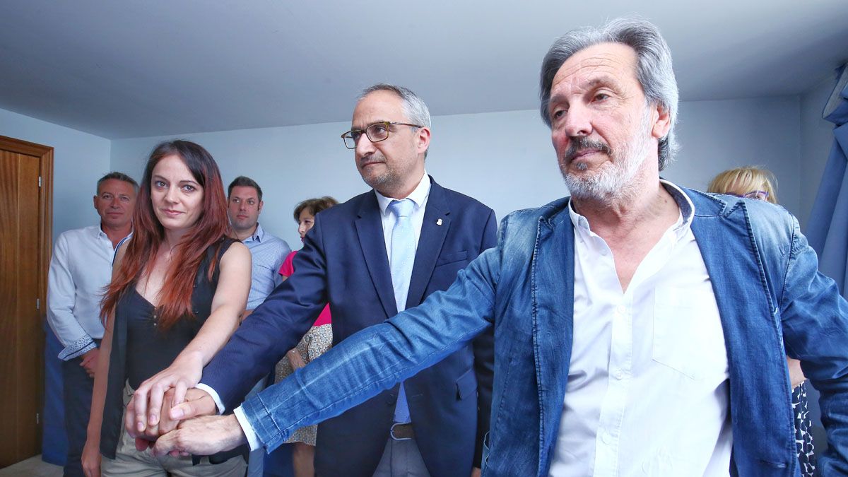 Muñoz, en primer plano, cuando selló el acuerdo de gobierno de Ponferrada con el PSOE y Podemos. | Ical
