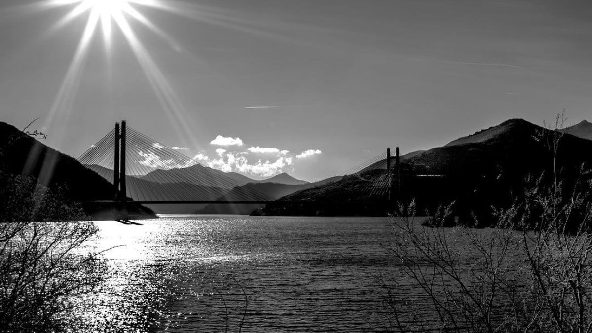 El embalse de Luna con el puente en el fondo. | OLGA ORALLO