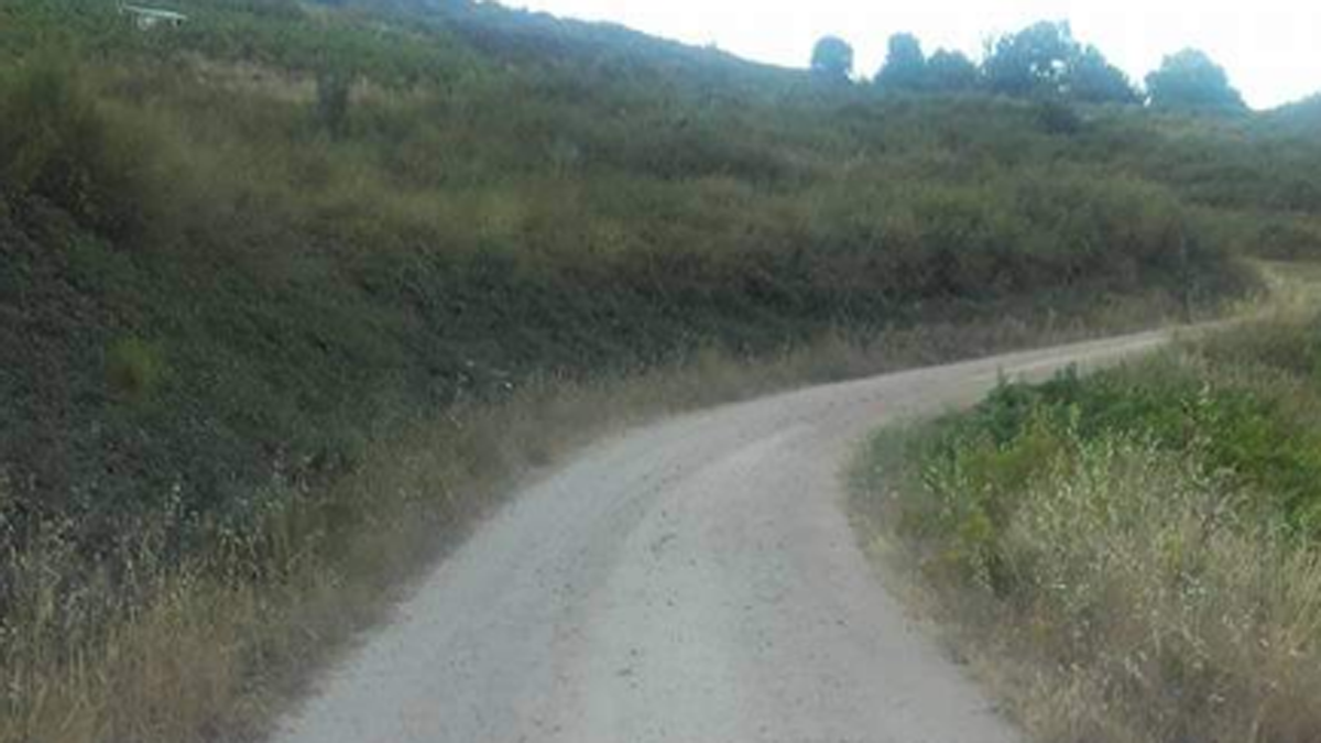 Camino de tierra entre los pueblos Prado de Somoza y San Pedro de Olleros.