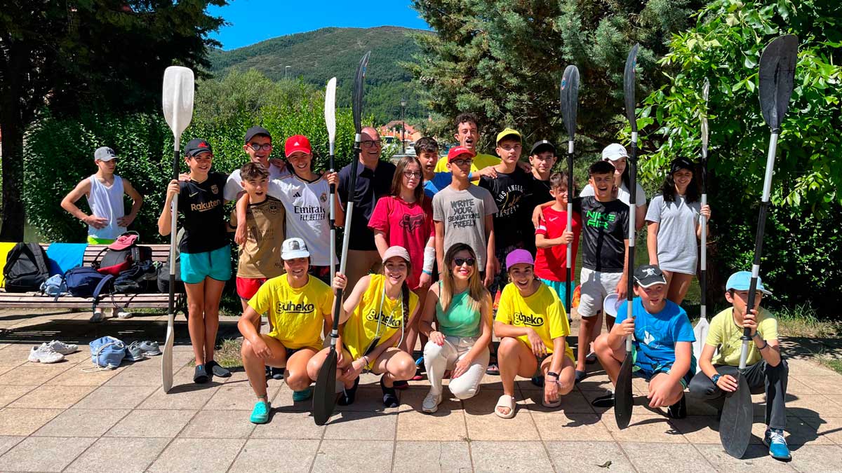 Participantes en el campamento de Vegacervera con la responsable del Instituto de Juventud. | SAÚL ARÉN