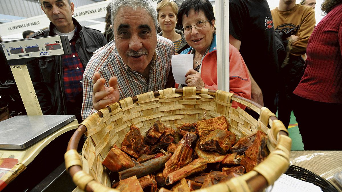 Miles de personas se acercaron este domingo a Vegacervera para degustar la tradicional cecina de chivo. | DANIEL MARTÍN