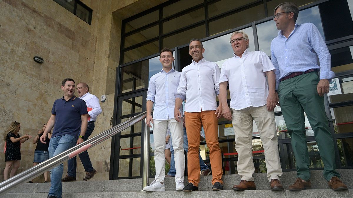 Los cuatro diputados del PP saludan a Cendón, presidente provincial del PSOE, a su salida del juzgado tras la votación.  | JESÚS F. SALVADORES
