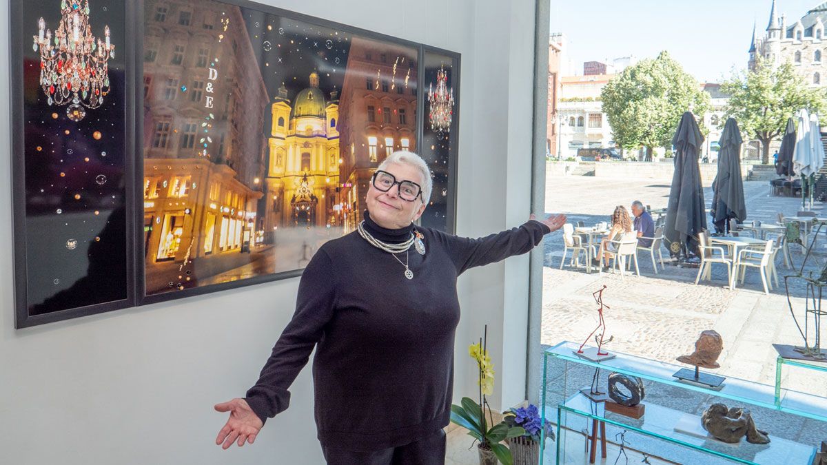 Edith Suchodrew entre sus obras y el escaparate con vistas a la Plaza San Marcelo. | VICENTE GARCÍA