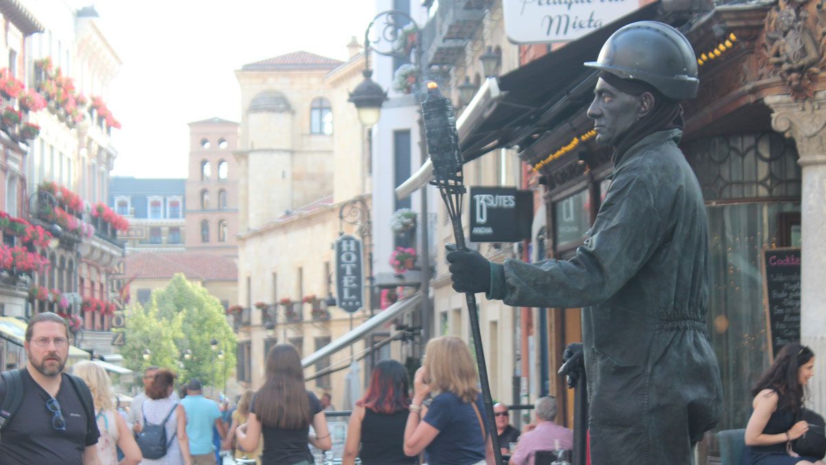 Tsvetan permanece de pie sobre su pedestal, pica y antorcha en mano, ante el tránsito de la Calle Ancha. | L.N.C.